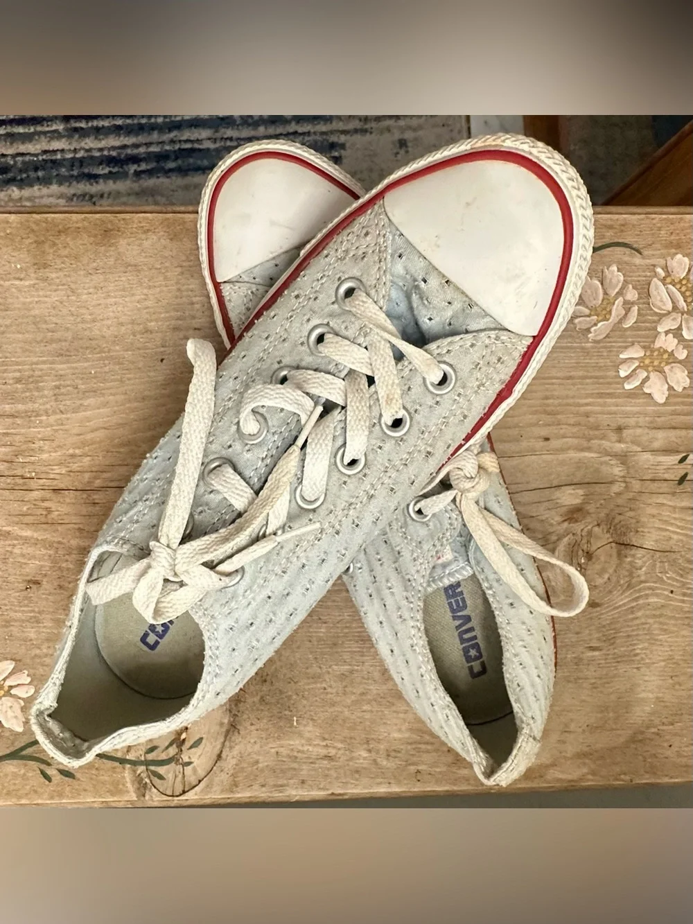Converse Kids Low-Top Sneakers in Cream with Red Trim